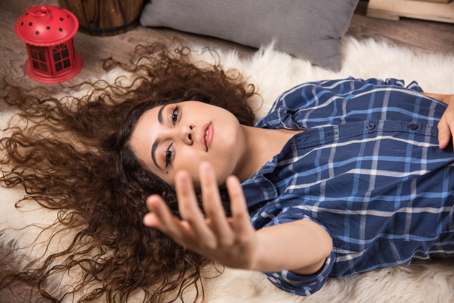 De ce este benefic să dormi cu părul desfăcut
